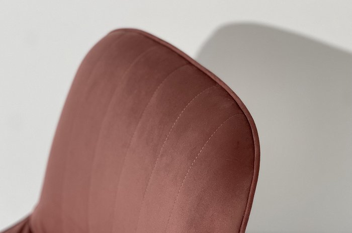 Стул Лари коричнево-розового цвета с белыми ножками - лучшие Обеденные стулья в INMYROOM