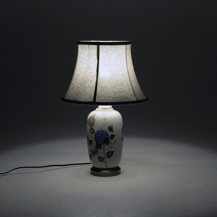 Лампа настольная с белым абажуром   - купить Настольные лампы по цене 17600.0