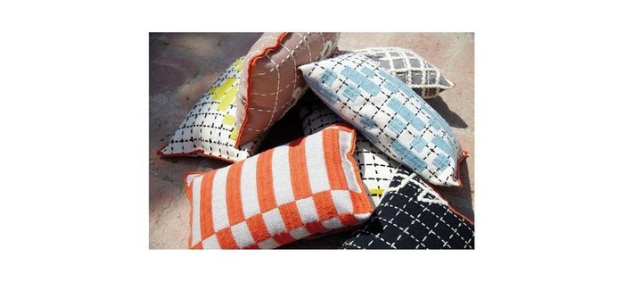 Подушка Bandas Space оранжево-белого цвета - лучшие Декоративные подушки в INMYROOM