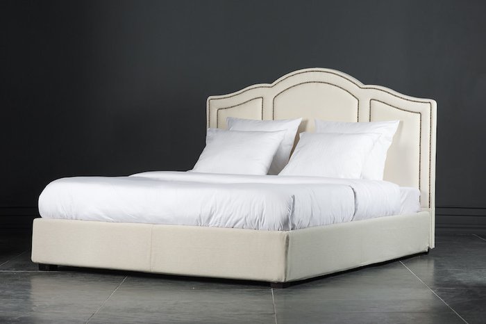 Кровать Сандерленд с изголовьям декорированным металлическими клёпками 160х200 см - лучшие Кровати для спальни в INMYROOM
