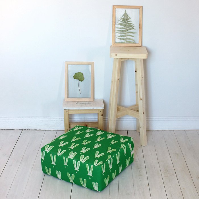 Пуф напольная подушка с ушками зеленого цвета - лучшие Бескаркасная мебель в INMYROOM