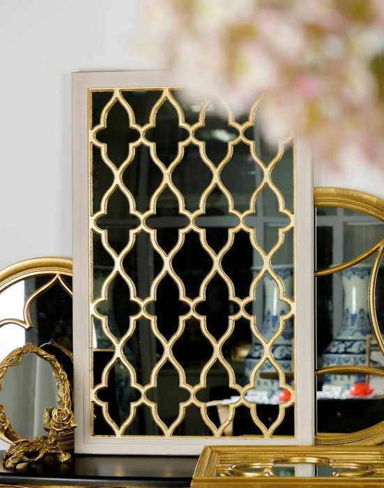 Зеркало настенное в раме белого цвета с золотистыми перегородками - лучшие Настенные зеркала в INMYROOM