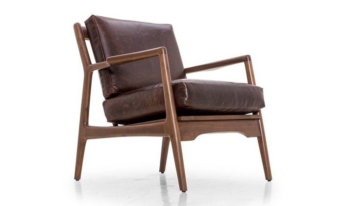 Кресло коричневого цвета с обивкой из кожи