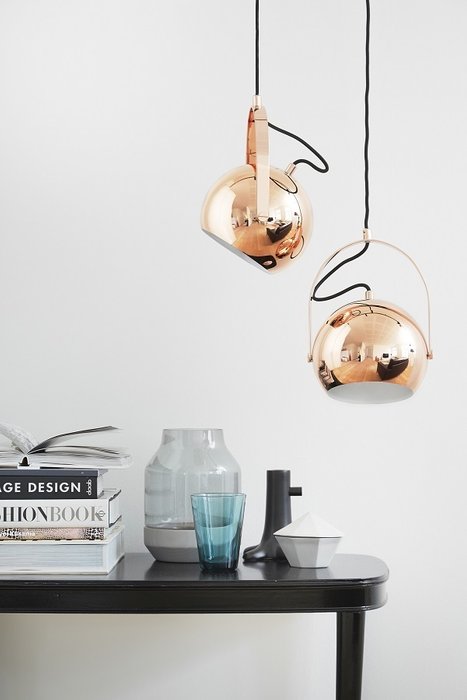 Лампа потолочная Ball с подвесом бронзового цвета в глянце - лучшие Подвесные светильники в INMYROOM