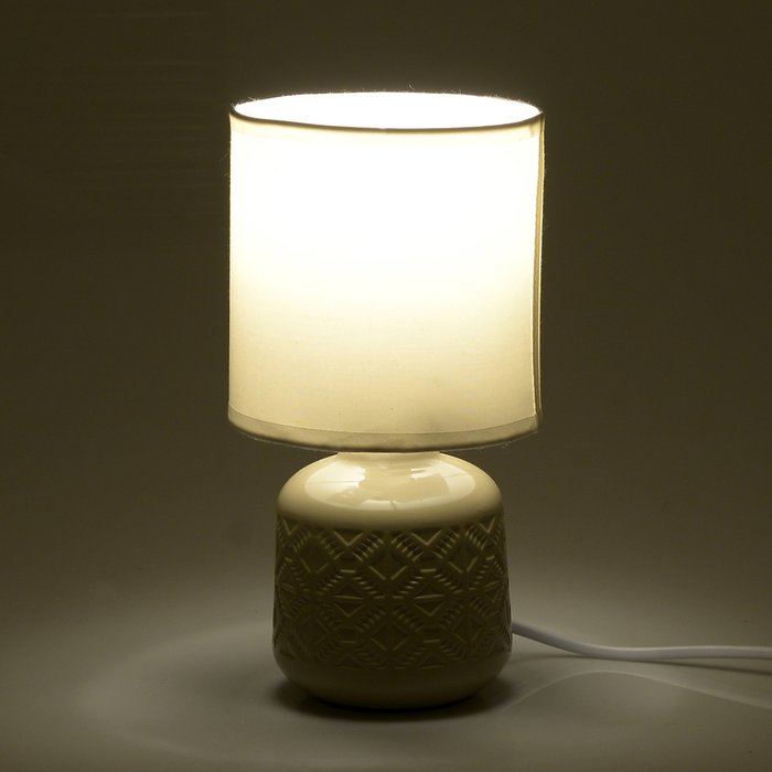 Лампа настольная с белым абажуром  - купить Настольные лампы по цене 2920.0