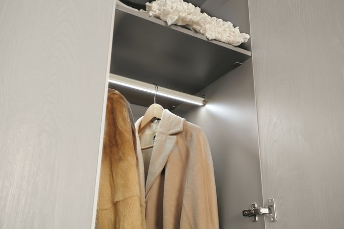 Шкаф трехдверный с зеркалом серого цвета   - лучшие Шкафы распашные в INMYROOM