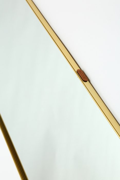 Настенное зеркало Corso в раме золотого цвета - лучшие Настенные зеркала в INMYROOM