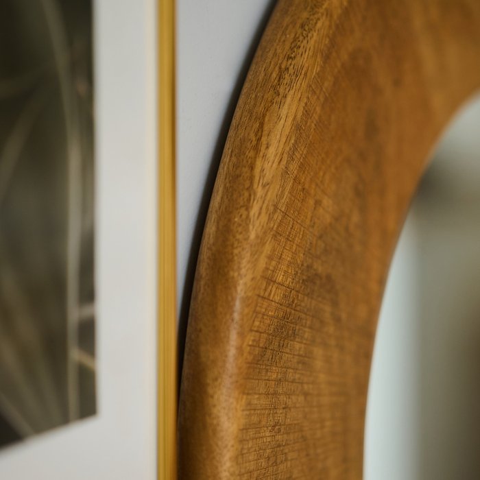 Настенное зеркало в деревянной раме диаметр 55 коричневого цвета - лучшие Настенные зеркала в INMYROOM