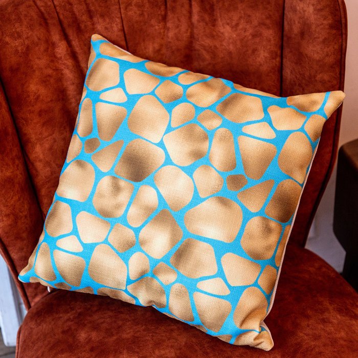 Интерьерная подушка Сахара золото-голубого цвета - лучшие Декоративные подушки в INMYROOM