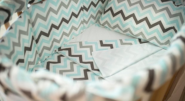 Тканевые накладки на бортики в детскую кроватку "Зигзаги голубые" сатин - лучшие Аксессуары для детских кроваток в INMYROOM