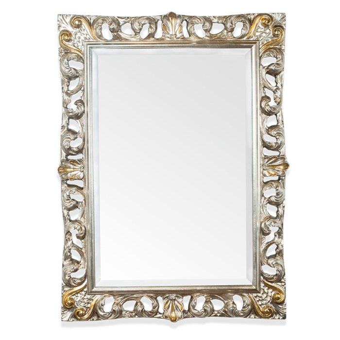 Настенное зеркало в деревянной раме серебряного цвета