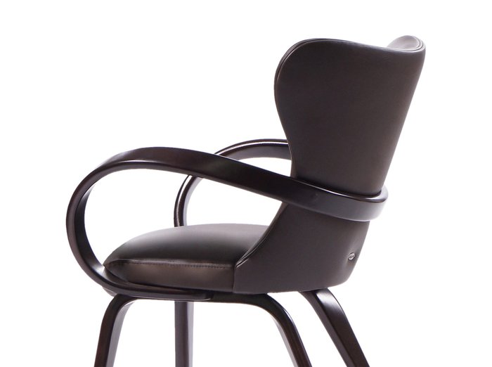 Стул Apriori S  с подлокотниками из гнутого дерева - купить Обеденные стулья по цене 39880.0