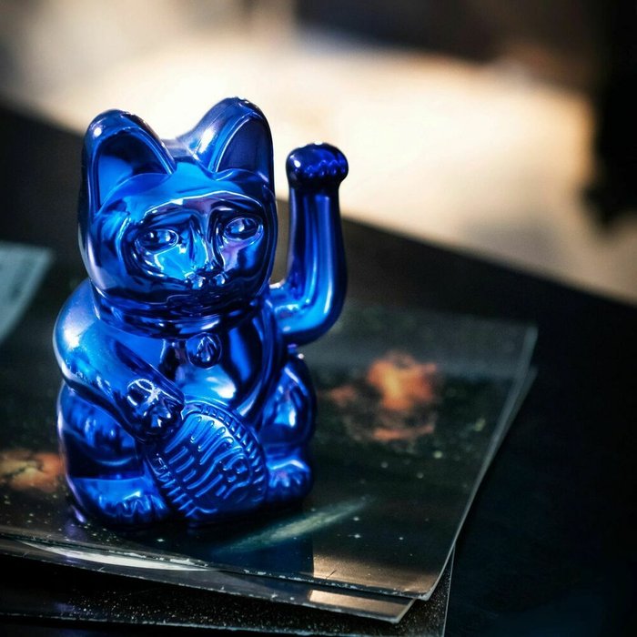 Декоративная фигурка-статуэтка Lucky Cat M ярко-синего цвета - купить Фигуры и статуэтки по цене 4761.0