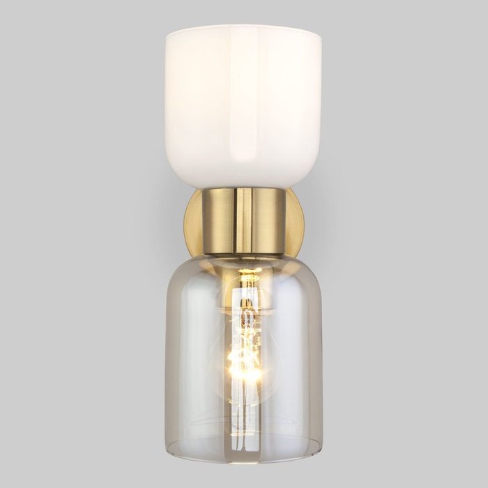 Настенный светильник Tandem бело-латунного цвета со стеклянным плафоном  - купить Бра и настенные светильники по цене 5590.0