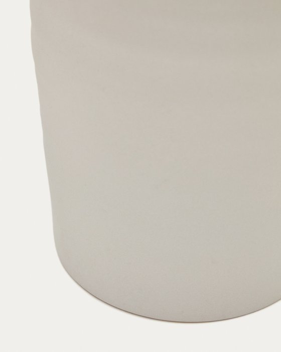 Керамическая ваза Macae молочного цвета - лучшие Вазы  в INMYROOM