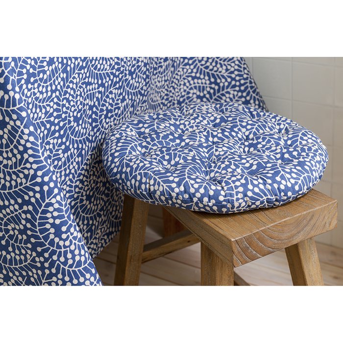 Подушка на стул круглая с принтом Спелая Смородина 40х40 темно-синего цвета - лучшие Декоративные подушки в INMYROOM