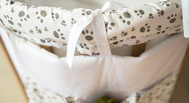 Тканевые накладки на бортики в детскую кроватку "Лапки" сатин