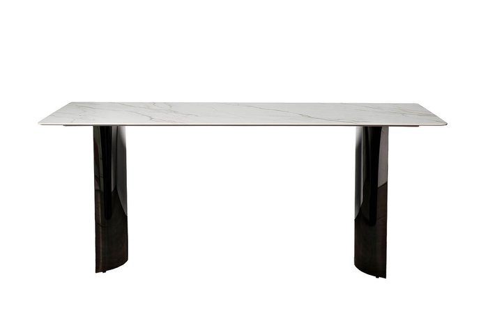 Стол обеденный с металлическим основанием черного цвета