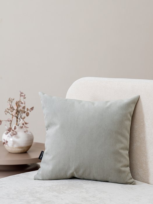 Декоративная подушка Ultra Smoke серого цвета - лучшие Декоративные подушки в INMYROOM