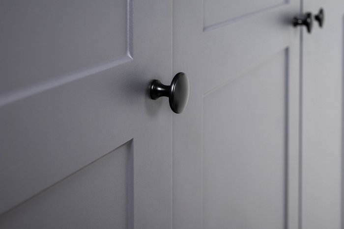 Шкаф-пенал Остин графитового цвета - лучшие Шкафы распашные в INMYROOM Шкаф-пенал Остин графитового цвета - лучшие Шкафы распашные в INMYROOM