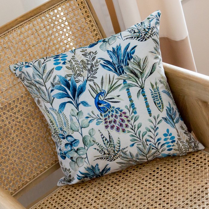 Интерьерная подушка Райский сад голубого цвета - лучшие Декоративные подушки в INMYROOM