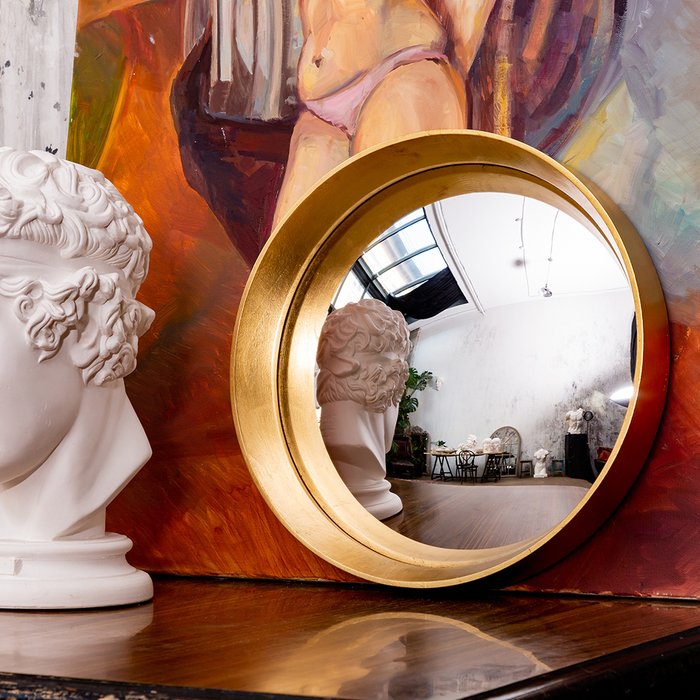 Настенное зеркало Хогард Голд M в раме золотого цвета - лучшие Настенные зеркала в INMYROOM