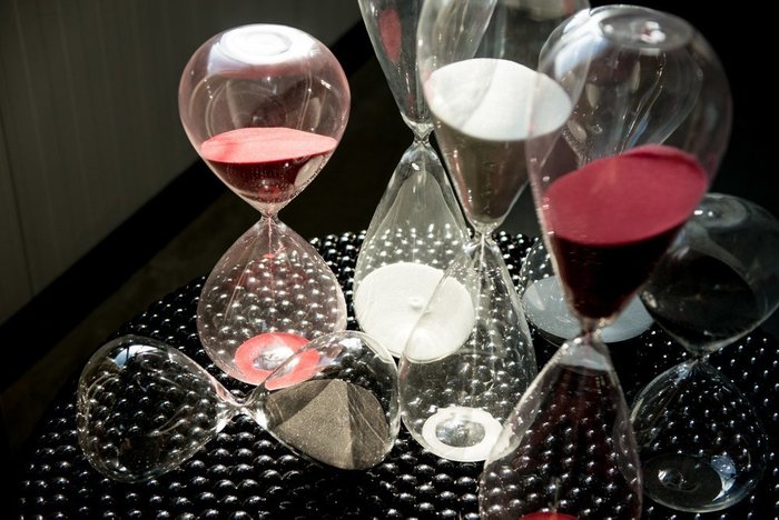 Часы Sandglass high white в прозрачной стеклянной колбе - купить Аксессуары для офиса по цене 4510.0