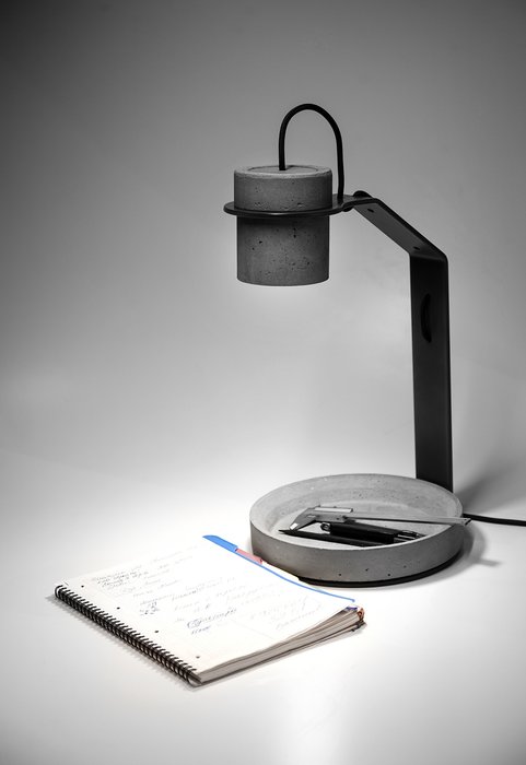 Настольный светильник Into из металла и бетона - лучшие Рабочие лампы в INMYROOM