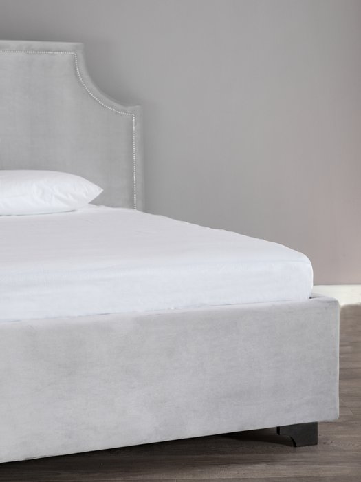 Кровать Castle Fog с изящным изголовьем из натурального бархата 200х200  - купить Кровати для спальни по цене 96600.0