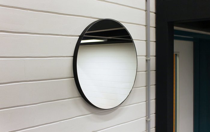 Круглое настенное зеркало диаметр 53 в ремне из натуральной кожи 