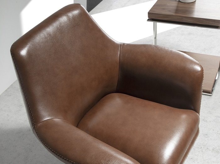 Поворотное кресло из воловьей кожи коричневого цвета - купить Интерьерные кресла по цене 192990.0