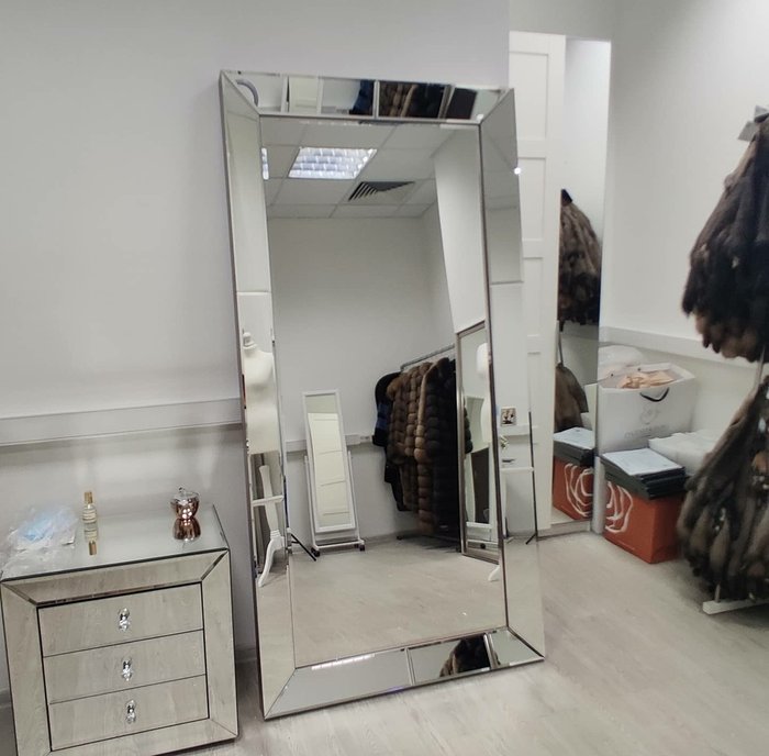 Настенное зеркало Romul 100x200 серебряного цвета - лучшие Настенные зеркала в INMYROOM