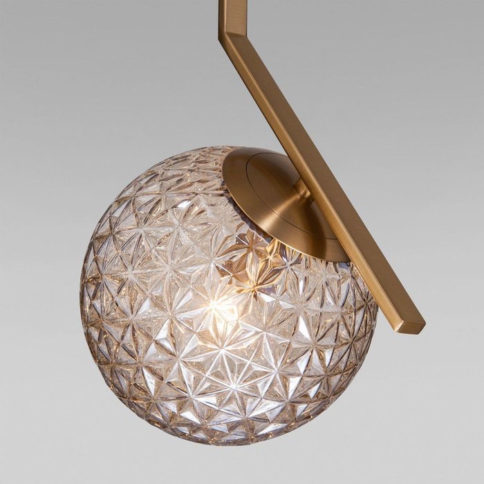 Подвесной светильник Shape латунного цвета со стеклянным плафоном - лучшие Подвесные светильники в INMYROOM
