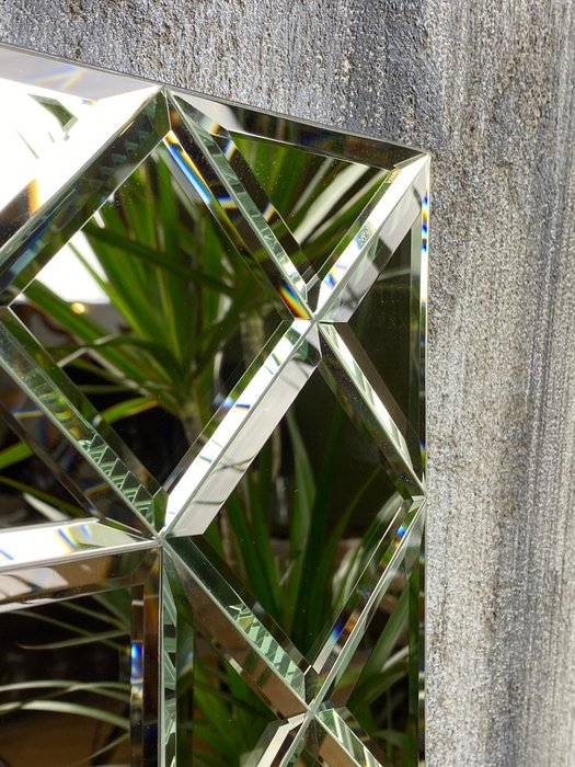 Настенное зеркало Petit Cristal с фацетами - лучшие Настенные зеркала в INMYROOM