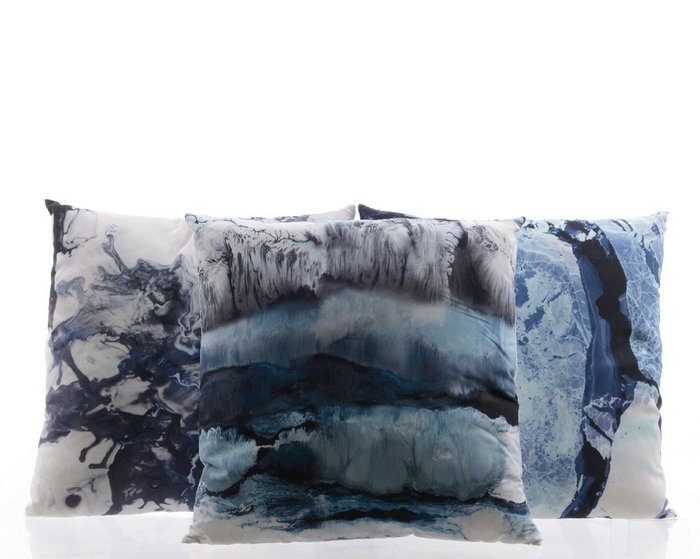 Подушка с принтом воды синего цвета