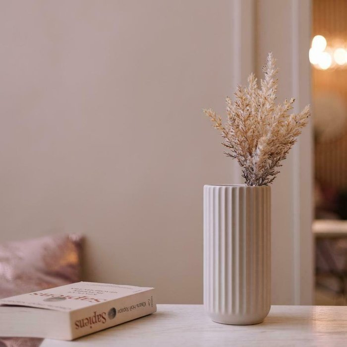 Декоративная ваза Рельеф молочного цвета - лучшие Вазы  в INMYROOM