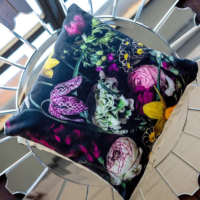 Декоративная подушка Cyclamen с чехлом  - лучшие Декоративные подушки в INMYROOM