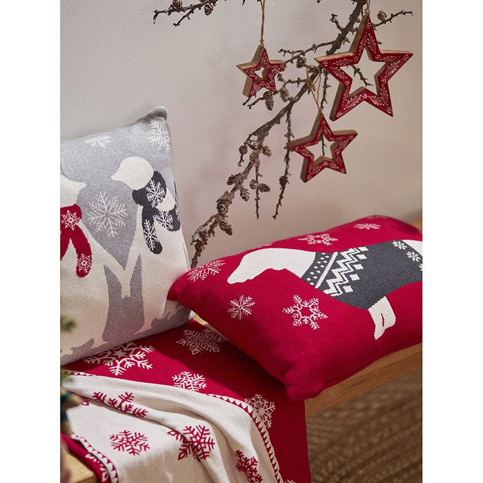 Подушка вязаная с новогодним рисунком Fancy doggy 40х60 красного цвета - лучшие Декоративные подушки в INMYROOM