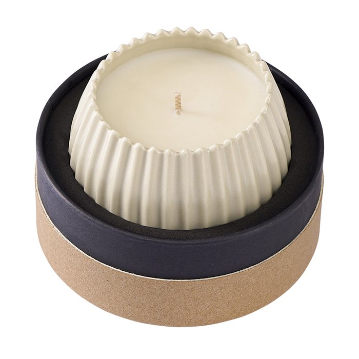 Свеча ароматическая Vetiver & black cypress бежевого цвета - купить Свечи по цене 2590.0