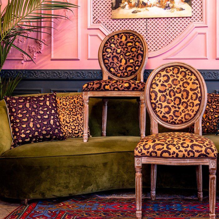 Интерьерная подушка Леопард бордово-золотого цвета - лучшие Декоративные подушки в INMYROOM