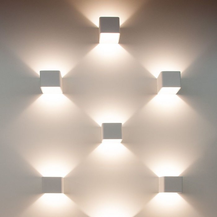 Настенный светодиодный светильник Corudo белого цвета - лучшие Бра и настенные светильники в INMYROOM