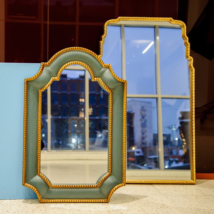 Настенное зеркало Блэр в раме золотого цвета  - купить Настенные зеркала по цене 30500.0