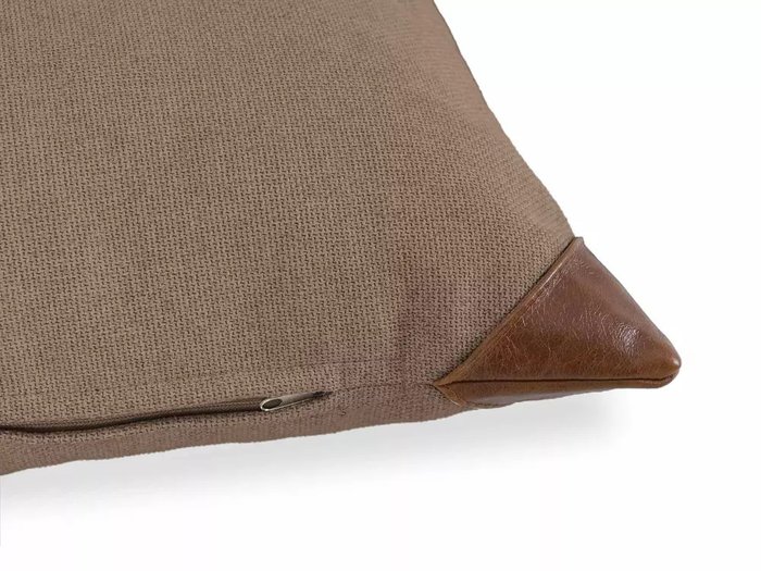 Подушка Chesterfield 60х60 светло-коричневого цвета - лучшие Декоративные подушки в INMYROOM
