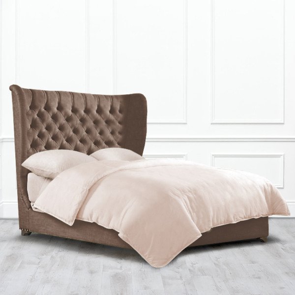 Кровать Raleigh из массива с обивкой коричневого цвета 180х200