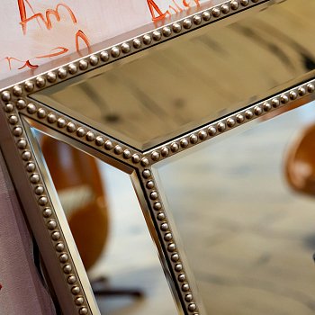 Настенное зеркало Плаза цвета матового серебра - лучшие Настенные зеркала в INMYROOM
