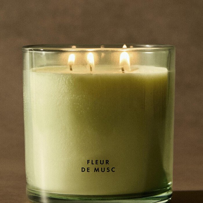 Ароматическая свеча Fleur de Musc бело-зеленого цвета - купить Свечи по цене 6396.0 Ароматическая свеча Fleur de Musc бело-зеленого цвета - купить Свечи по цене 6396.0