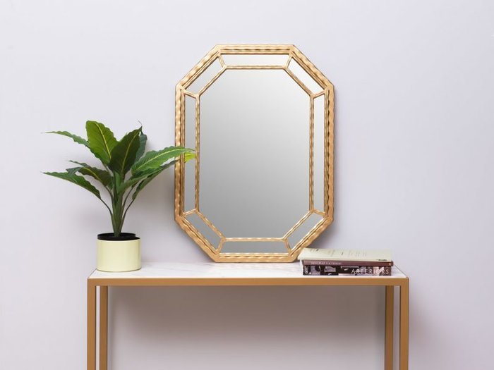Настенное зеркало Радиант в раме золотого цвета - лучшие Настенные зеркала в INMYROOM