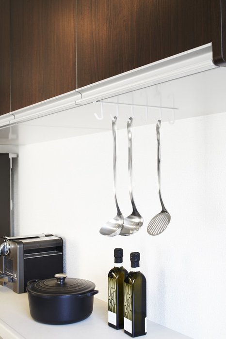 Подвесной держатель для кухонных принадлежностей Tower белого цвета - лучшие Аксессуары для кухни в INMYROOM