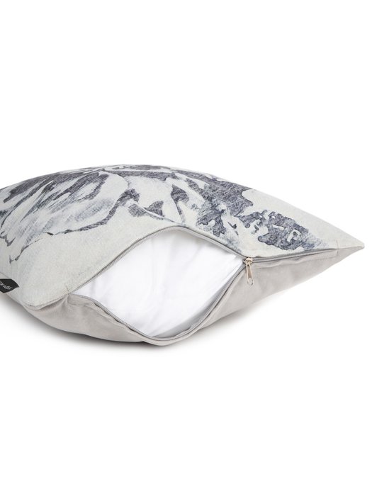 Декоративная подушка Flower 45х45 серого цвета - лучшие Декоративные подушки в INMYROOM