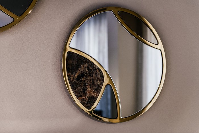 Круглое зеркало Delta в металлической раме золотого цвета - купить Настенные зеркала по цене 122320.0